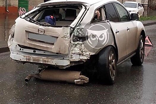 В Пензе на ул. Калинина из-за ДТП на части разлетелся кросс Mazda CX-7
