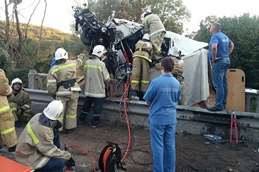 «Газель» упала с моста: на трассе Симферополь – Феодосия произошло столкновение двух грузовиков