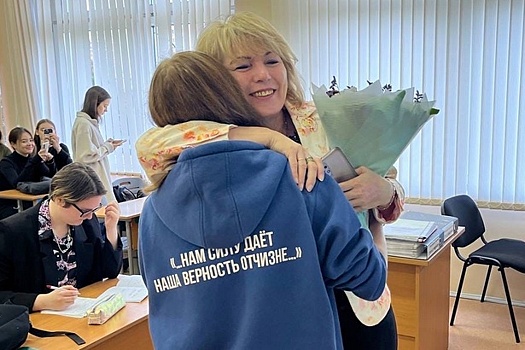 Молодогвардейцы Зеленограда поздравили педагогов школ с профессиональным праздником!