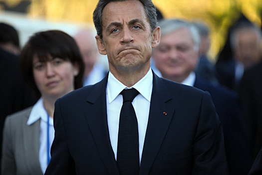 Саркози обрушился на Олланда за отказ от участия в параде Победы