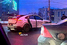 В Новосибирске водителя Porsche выбросило из-за руля в момент ДТП