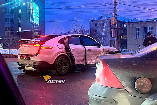 В Новосибирске водителя Porsche выбросило из-за руля в момент ДТП