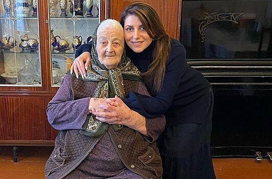89-летняя бабушка Жасмин рассмешила поклонников песней про самогон