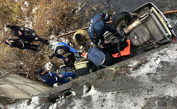 Троих человек из рухнувшей с моста машины спас новосибирец