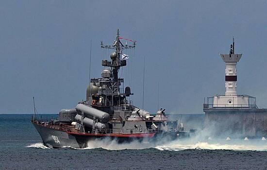 ФСБ направила катер на помощь украинскому судну в Черном море