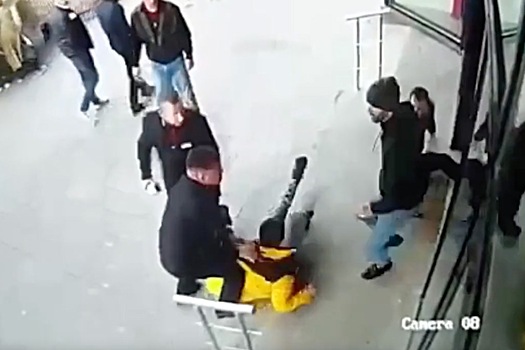 Рукопашный бой магазинного вора с двумя охранниками попал на видео