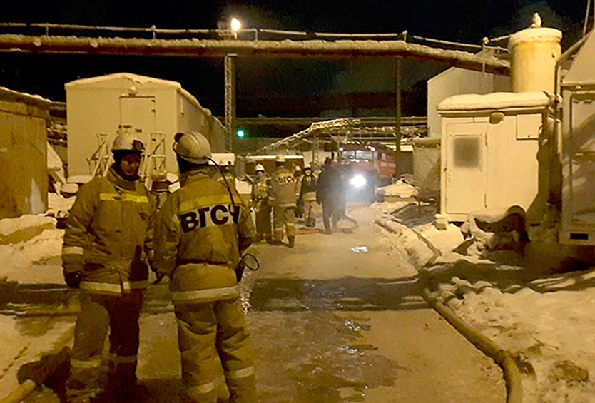 Около 10 утра по московскому времени 22 декабря начался пожар на шахте компании «Уралкалий» в Соликамске (Пермский край). Огонь охватил строящийся ствол рудника СКРУ-3 — одной из трех шахт в Соликамске, где подземным способом на глубине от 100 до 500 метров ведется добыча калийно-магниевых солей. Погибли девять горняков