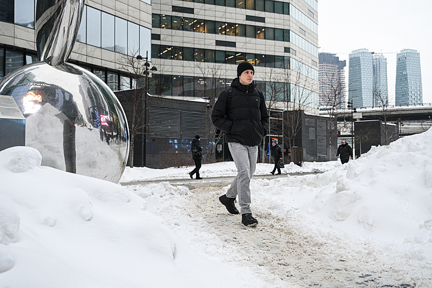 Прохожий во время снегопада в Москв