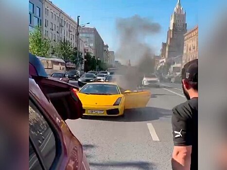 Lamborghini певца Nikolaos загорелся в центре Москвы