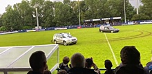 В Великобритании во время футбольного матча на стадион выехал катафалк — Видео