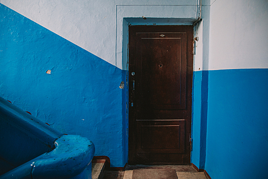 Агрессивный новокузнечанин попал в отделение полиции за избиение двери