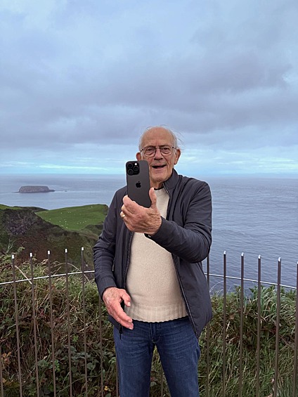 Кадр из соцсетей Кристофера Ллойда