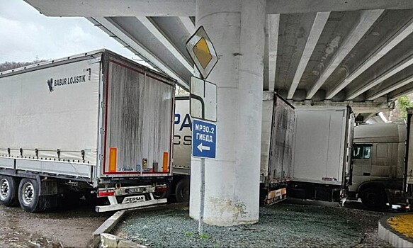 Фуры забили обочины трассы М-4 «Дон» на Кубани