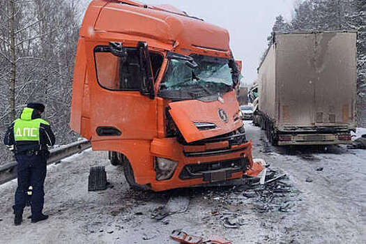 На трассе М-5 движение перекрыто из-за массового ДТП с грузовиками