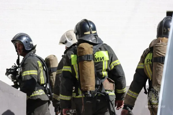 28 человек тушили горящую постройку в Кировском районе