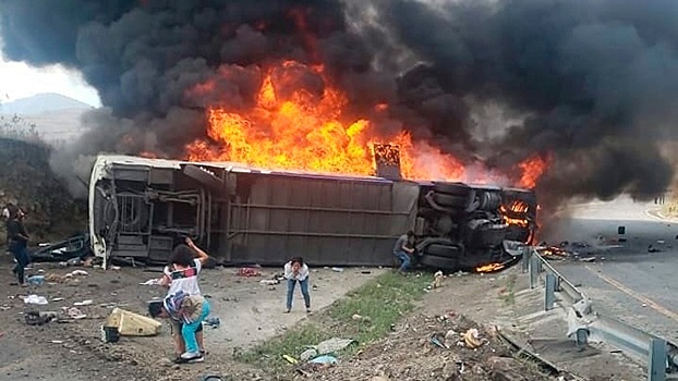 Автобус врезался в грузовик на северо-западе Мексики