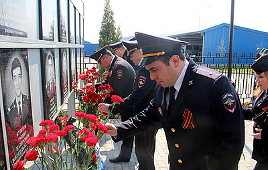 Памятник погибшим сотрудниках МВД открыли в Карачаево-Черкесии
