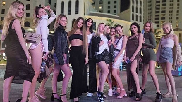 В Дубае арестовали девушек из-за горячей фотосессии на балконе. Они снимались абсолютно голыми: видео