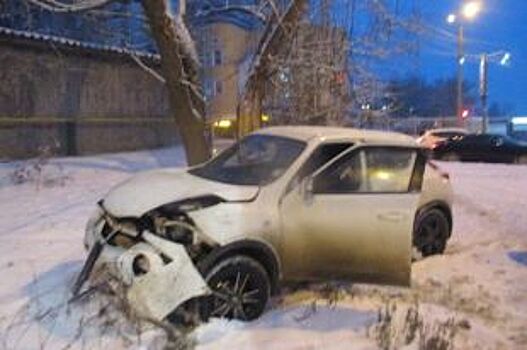 Автоледи на Renault снесла попутный Ford на саратовской трассе