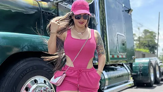 «Самая сексуальная дальнобойщица в мире» удивила фанатов откровенным фото