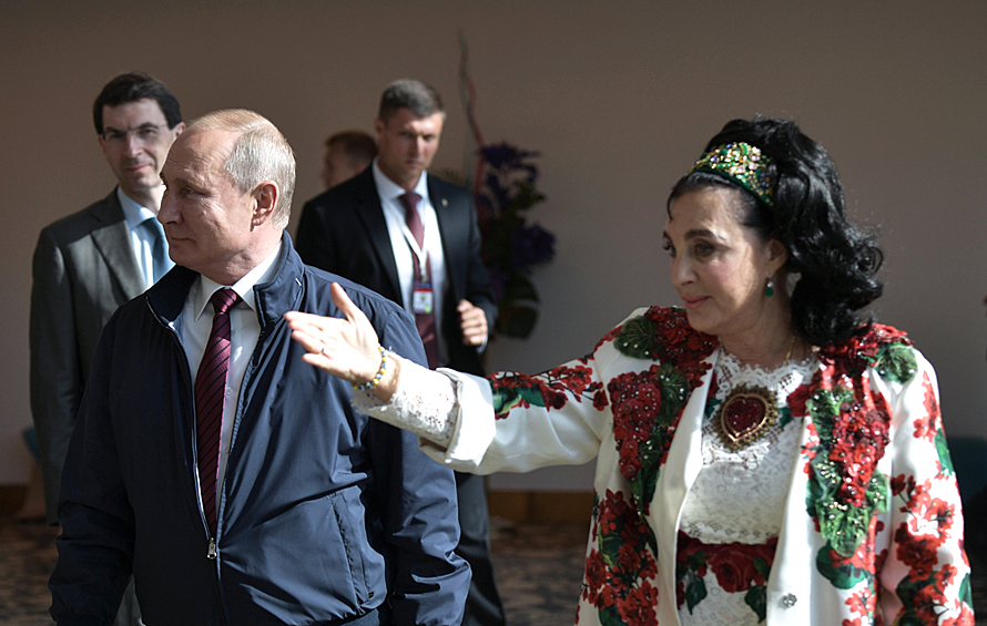 Винер также показала Путину интерактивный музей, экраны которого демонстрировали знаковые события из истории художественной гимнастики, в том числе победы Алины Кабаевой и Евгении Канаевой.