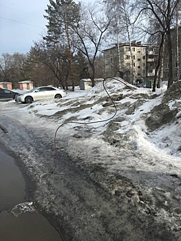 "Можно без глаза остаться": торчащая посреди дороги арматура встревожила кемеровчан