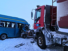 Под Новым Уренгоем грузовик протаранил «Газель»