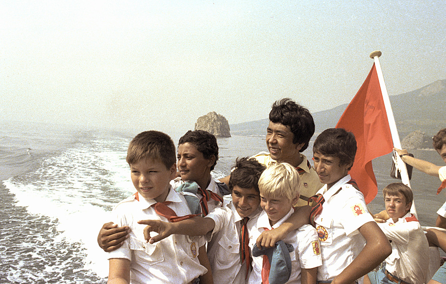 Артековские пионеры стоят на палубе катера, плывущего по Черному морю, 1981 год