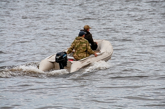Пять человек погибли во время катания на лодке в Югре