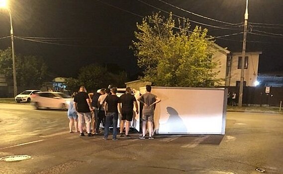 В Краснодаре грузовик после дрифта лег на бок. Видео