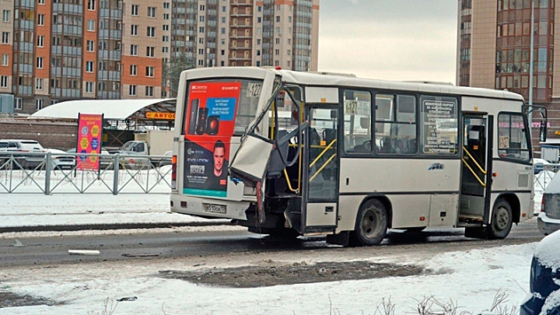 Снегоуборщик снес часть кузова маршрутки в Петербурге, есть раненые