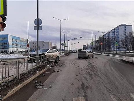 В Самаре водитель легковушки врезался в пешеходное ограждение