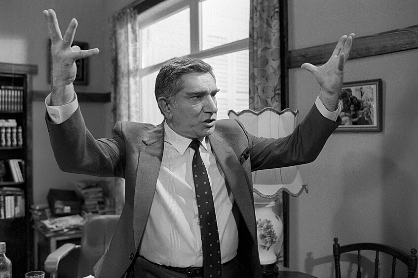 Актер Армен Джигарханян в фильме «Конец света с последующим симпозиумом» (1986) по одноименной пьесе американского драматурга Артура Копита