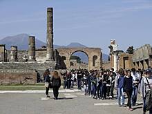 Турист попытался унести с собой в качестве сувенира куски улицы