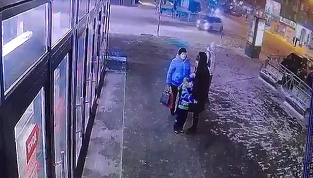 Вылетевший на тротуар внедорожник чудом не сбил женщин и ребенка в Новосибирске