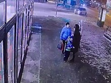 Вылетевший на тротуар внедорожник чудом не сбил женщин и ребенка в Новосибирске