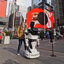 Российский робот проводит профилактику коронавируса в центре Нью-Йорка