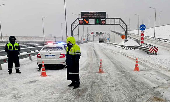 Движение по Крымскому мосту перекрыли из-за снегопада