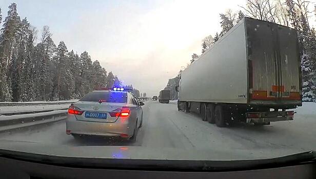 Нахамивших водителю инспекторов ДПС отстранили от сопровождения владимирского губернатора