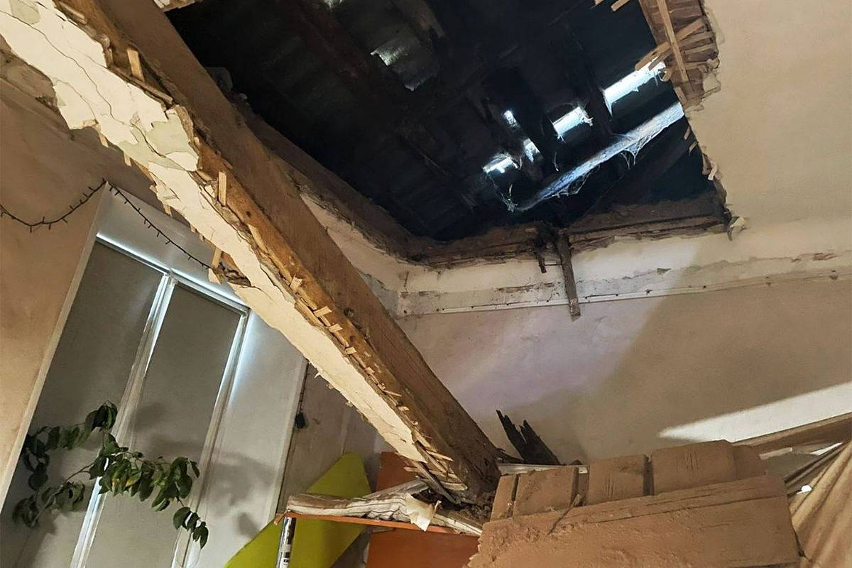 В российском городе рухнуло перекрытие аварийного дома
