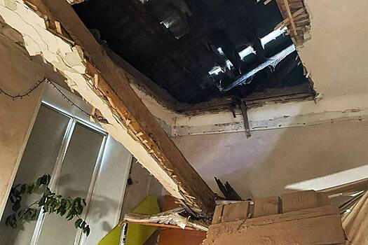 В российском городе рухнуло перекрытие аварийного дома