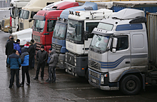 Российские дальнобойщики устроили забастовку на границе Приморья с Китаем