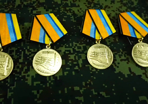 На передовой под Артемовском вручили награды российским десантникам