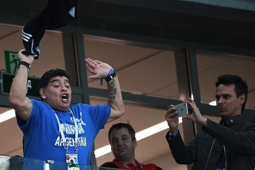 Марадона попытался пробиться к аргентинским игрокам