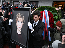 Гроб с Верой Алентовой вынесли из Театра имени Пушкина под аплодисменты