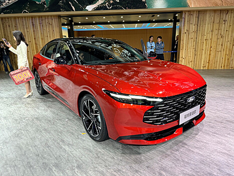 В рамках автосалона в Гуанчжоу Ford представил рестайлинговый седан Mondeo