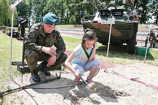 Министр обороны Мачеревич и женщины спасут Польшу от разрушителей