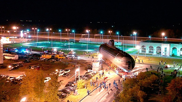 Сквозь застройку: кадры транспортировки носовой части подлодки К-3 «Ленинский комсомол»