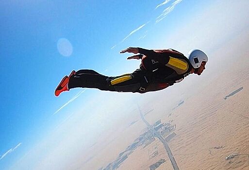 Видео: Льюис Хэмилтон прыгнул с парашютом в Катаре
