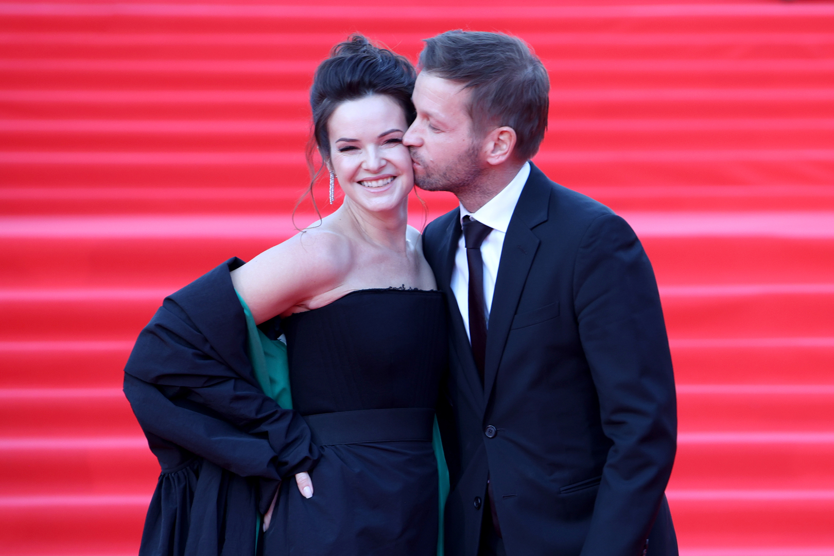 Актриса Анна Пескова призналась, что не сможет уехать из России во Францию